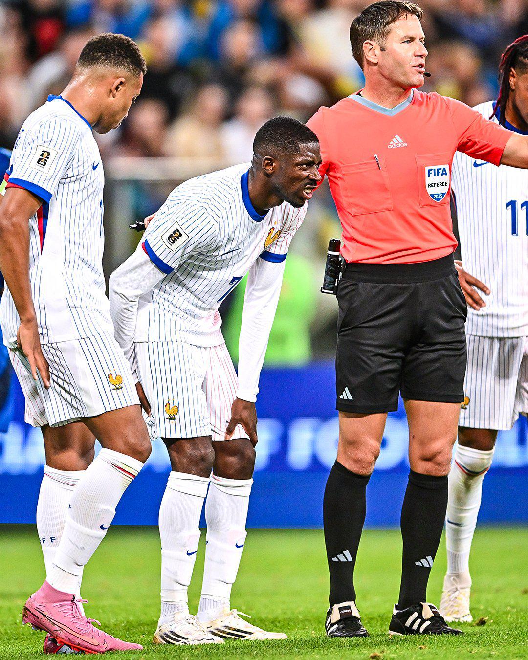 乐鱼体育-法媒：登贝莱有伤在身德尚仍将其派上场，大巴黎愤怒