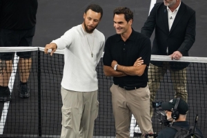 乐鱼体育-勇士官方晒库里与费德勒合影：黑色球场上的两位传奇